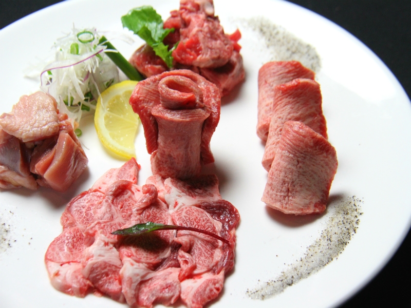一番人気、黒毛和牛の「上塩タン」はタン好き必食!落ち着いた雰囲気で上質なお肉を味わえる焼き肉店(大阪 住道 西光園 住道店)