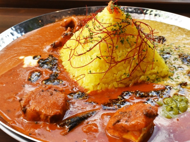 3種類のカレーを一皿で楽しめる「スパイスカレー」をはじめ、 “味・香り・ヘルシー”3拍子揃った多彩なスパイス料理が味わえるバル(大阪 梅田 ZAFFRAN)