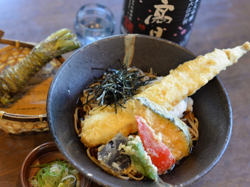 粋な蕎麦屋を発見!丼からはみ出す「穴子天おろし」は存在感抜群。石臼挽き自家製粉の蕎麦から季節の逸品料理まで(愛知 名古屋 大橋庵)