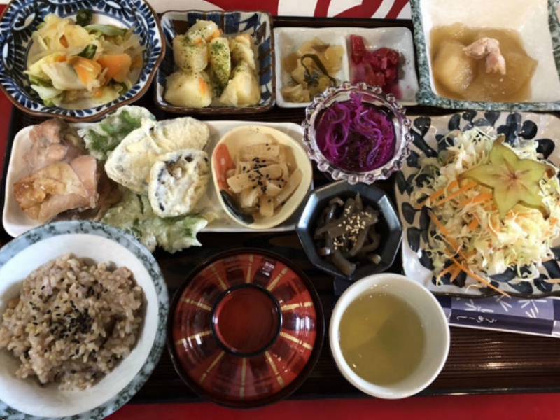 新鮮な無農薬野菜たっぷりの日替わりランチが人気!沖縄産の厳選食材にこだわるヘルシーカフェ(沖縄 宜野湾 ヘルシーカフェ ティンガーラ)