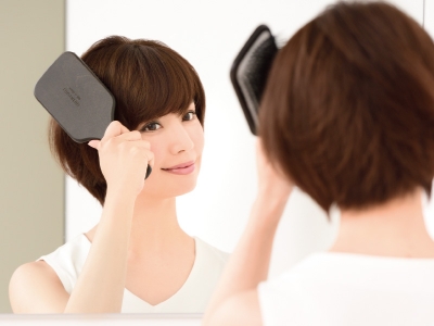毎日のブラッシングで「頭皮から髪が変わる」! 毛穴スッキリ、お肌までキュッっと♪人気のパドルブラシを使ってみよう!