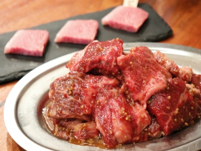 看板メニュー「肉盛り1ポンドMIX」で4種類の牛肉をお得に楽しむ！老舗精肉店厳選の特上牛肉も味わえる焼肉店（兵庫　三ノ宮　特選大衆焼肉 脂屋肉八）｜肉八
