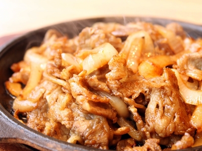 食欲をそそる「十和田バラ焼き」は特製ダレが決め手。ねぶた祭りの熱気あふれるムードを体感できる居酒屋（東京　港区　青森ねぶたワールド 新橋店）｜青森ねぶたワールド 新橋店
