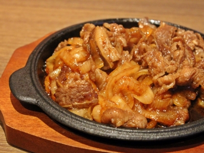 名店の味を伝承！青森のソウルフード「十和田バラ焼き」をねぶた祭りの活気に包まれて味わう（東京　千代田区 青森ねぶた小屋 秋葉原店）｜青森ねぶた小屋　秋葉原店