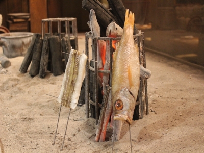 名物「原始焼き」で高級魚のどぐろの旨味を豪快に味わいつくす！山陰自慢の旬の魚介が楽しめる居酒屋（神戸　三宮　大衆炉端山陰原始焼きワールド 三宮店）｜大衆炉端　山陰原始焼ワールド 三宮店