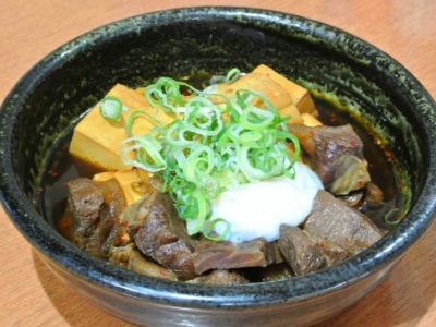 旨味たっぷりで柔らかな「牛すじ肉豆腐」が一番人気！リーズナブルなメニューとお得な飲み放題が評判の居酒屋（神戸　三宮　金八）｜金八