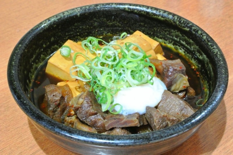 旨味たっぷりで柔らかな「牛すじ肉豆腐」が一番人気!リーズナブルなメニューとお得な飲み放題が評判の居酒屋(神戸 三宮 金八) 旨味たっぷりで柔らかな「牛すじ肉豆腐」が一番人気!リーズナブルなメニューとお得な飲み放題が評判の居酒屋(神戸 三宮 金八)|金八