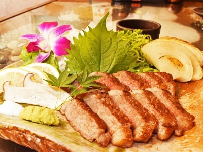 肉の旨味をぎゅっと閉じ込めた絶品「神戸牛ロースの炭焼きステーキ」信州の温泉旅館の雰囲気を味わえる居酒屋（神戸　三宮　炭旬鮮市場 からす）｜からす