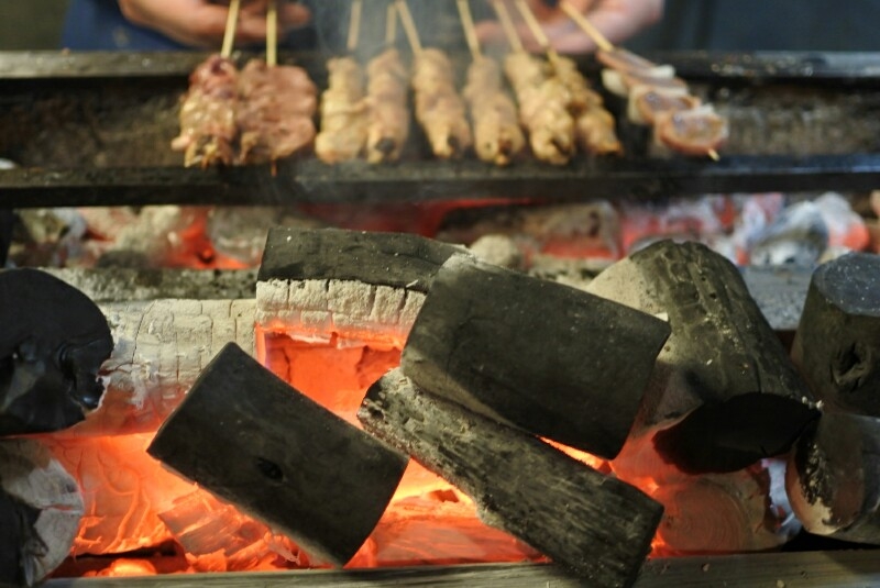 天神焼鳥 魚けん 朝引きの新鮮な鳥を丁寧に串打ち 絶妙な火加減で焼き上げる職人技の数々 福岡 天神 天神焼鳥 魚けん レポハピ