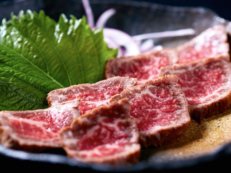 「石垣牛のタタキ」など沖縄のこだわり食材を使った絶品料理が自慢!島唄ライブと地酒が堪能できる民謡居酒屋(沖縄 那覇市 地酒横丁)