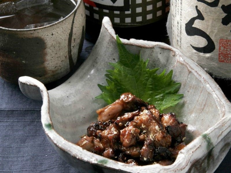 ここはお酒の楽しみ方を知る”大人の酒のみ”が集う場所。豚料理をアテにキュッと一杯やれば、至福の時間が過ごせます(大阪 淀屋橋 本格焼酎とぶた肉料理 日日是耕日)