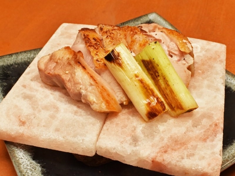 弾力とコクがたまらない!大山がいな鶏を使った名物「岩塩焼き」絶品創作鶏料理が味わえる路地裏の鶏バル(大阪 心斎橋 WA鶏BAR ワトリバー)