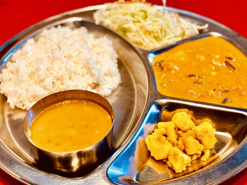 人気の「選べるカレーセット」はナンもライスもおかわり自由!本格ネパール料理に大満足(福岡 大橋 マカル)