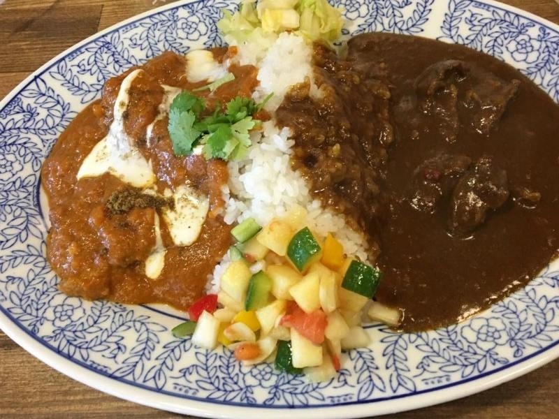 黒毛和牛の赤身すじカレーとココナッツチキンカレーの「あいがけスパイスカレー」が一番人気!本格イタリアンシェフが本気で作る贅沢こだわりカレー(兵庫 西宮 夙川カレー食堂trinity)