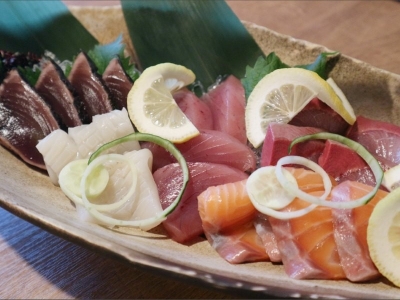 産地直送鮮魚のお刺身と京都産旬食材のおばんざいをどうぞ。日本酒の品ぞろえも評判の居酒屋（京都府　四条烏丸　日本酒とおばんざいの京酒場 けんすい錦）｜日本酒とおばんざいの京酒場　けんすい錦