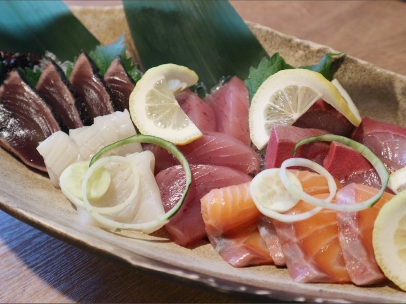 産地直送鮮魚のお刺身と京都産旬食材のおばんざいをどうぞ。日本酒の品ぞろえも評判の居酒屋(京都府 四条烏丸 日本酒とおばんざいの京酒場 けんすい錦) 産地直送鮮魚のお刺身と京都産旬食材のおばんざいをどうぞ。日本酒の品ぞろえも評判の居酒屋(京都府 四条烏丸 日本酒とおばんざいの京酒場 けんすい錦)|日本酒とおばんざいの京酒場 けんすい錦