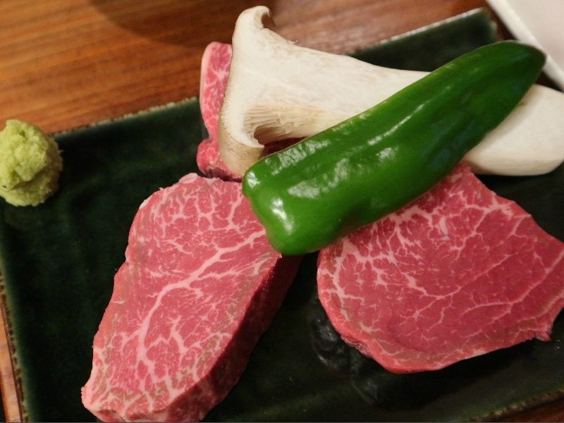 手切りの肉厚牛を心ゆくまで。上質な厳選和牛をリーズナブルに楽しめる焼肉店(京都市 下京区 七輪焼KANEKO)