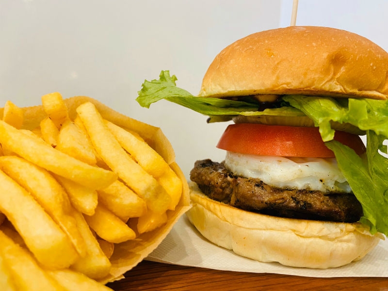 「壺バーガー」は味もボリュームも大満足!サイフォンで淹れる本格珈琲と特製スイーツも魅力のレトロな喫茶店(大阪 東大阪 珈琲館 壺)