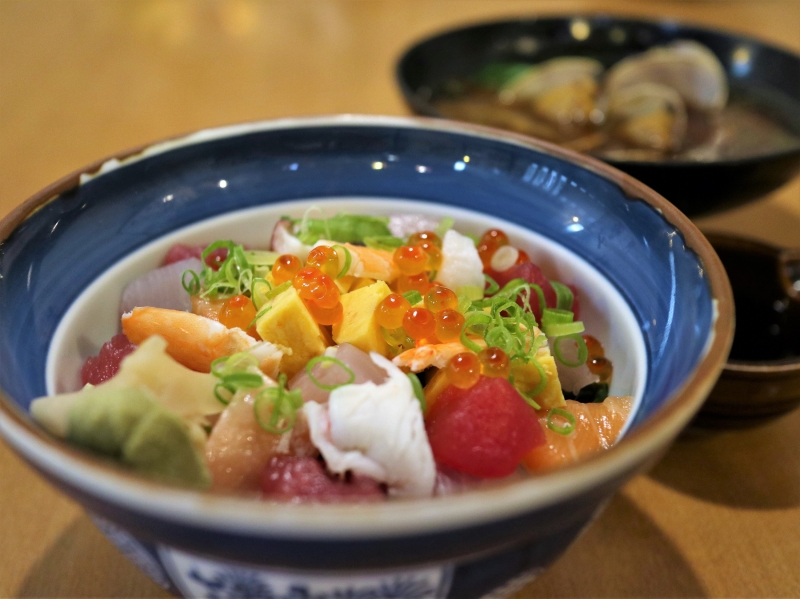 毎日市場で仕入れる新鮮魚介をドカッとのっけ盛り!和食歴25年の店主が華麗な包丁さばきでつくる絶品「本日の漁師飯」 (大阪 池田 魚々市)