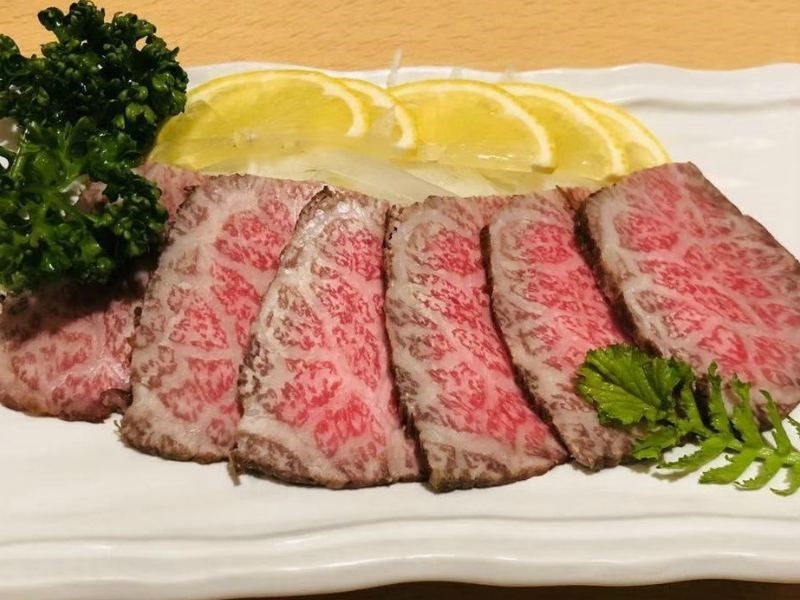 上質な肉の旨味たっぷりな“A5ランク和牛ローストビーフ”など多彩な創作料理がずらり。くつろぎの個室居酒屋(東京 麹町 個室創作居酒屋スター)