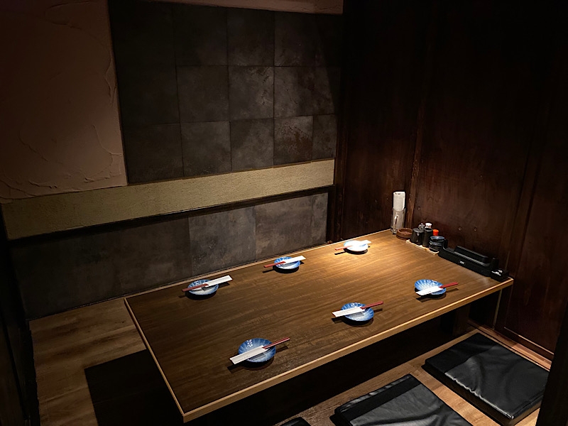 串と魚 個室ダイニング土竜 毎日手打ちする 炭火焼鳥 はジューシーで食べ応え十分 新鮮な魚料理も自慢の個室居酒屋 福岡市 大橋 串と魚 個室ダイニング土竜 レポハピ