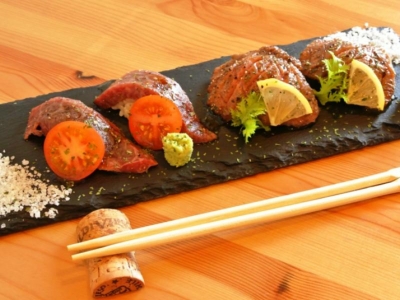 一番人気「黒毛和牛の牛寿司」は焼き方にこだわりあり!肉好きを魅了するリーズナブルな肉バル(兵庫 西明石 chacha Dining)
