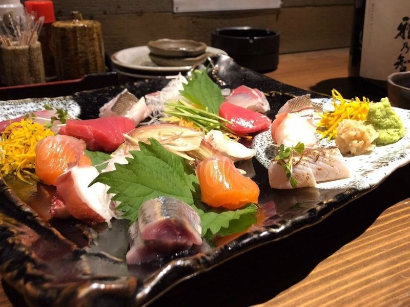 一番人気「お刺身盛り」は長浜市場直送の旬の魚介がたっぷり!手作り一品料理も充実の海鮮居酒屋(福岡 大橋 海鮮酒場 魚魚)