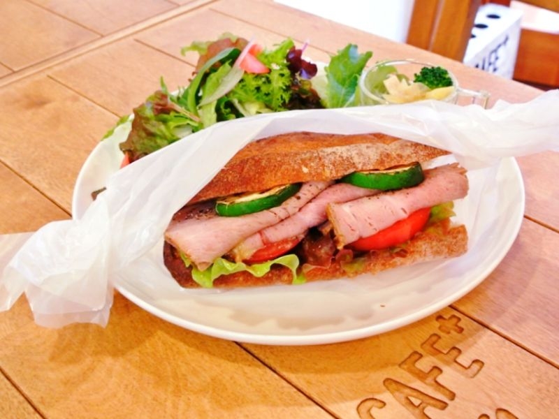 ジューシーな自家製ローストポークがたっぷり！こだわりのサンドイッチとコーヒーでゆったりカフェタイム （神戸　三宮　CAFE＋ カフェプラス)｜CAFE＋（カフェプラス）-002