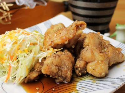 【テイクアウト特集】名物「ももの特製唐揚げ」目当てに遠方からもお客さんが訪れる!ほっとする家庭的な料理が待つ第二の我が家のような小料理店(福岡県 北九州市 癒し処 小料理もも)