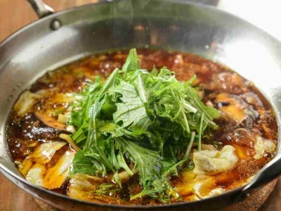 辛味の中にある旨味!四川名物「水煮肉片(スイジャオルーペン)」朝引き鶏の串料理も評判の炭火居酒屋(福岡 天神町 炭火居酒屋とっさん)