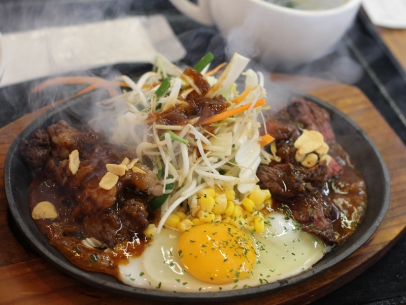 炭火焼きの香ばしいハンバーグと柔らかステーキが両方楽しめる!ボリューム満点のセットメニューが自慢(兵庫県 加古川 炭火焼きハンバーグ&ステーキ アトム)