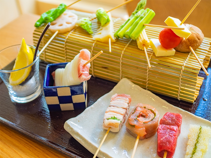 出汁の旨味感じる小鉢とあっさり頂ける串揚げが人気の和食ダイニング(福岡 博多 出汁と小鉢の和食 なのに)