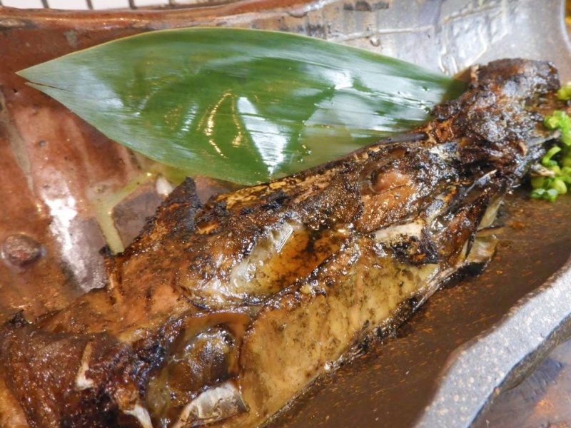【千葉県 船橋市 山本炭焼店】焼師による豪快な炎の調理!「名物!!鮪カマの黒味醂山椒焼」毎朝市場から仕入れる鮮魚が評判の炉端居酒屋 【千葉県 船橋市 山本炭焼店】焼師による豪快な炎の調理!「名物!!鮪カマの黒味醂山椒焼」毎朝市場から仕入れる鮮魚が評判の炉端居酒屋|サッポロ SORACHI 1984