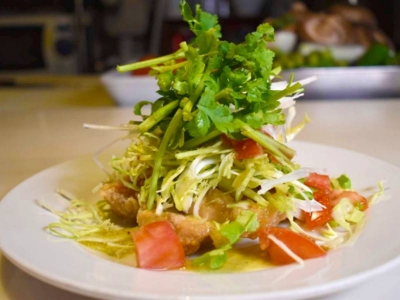【東京　青山　Open Kitchen 104】パクチーと新鮮野菜がたっぷり！ヘルシーな「若鶏の唐揚げ パクチーソース」“かけ放題”のお得なランチも人気のダイニングバー