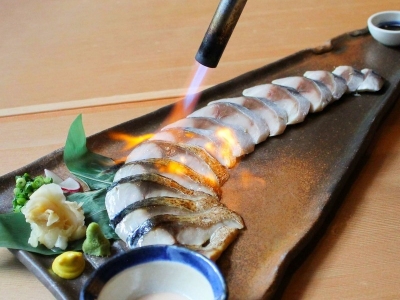 【神奈川県 川崎市　ととや型無】脂がのった気仙沼産「特大炙り〆さば」はとろける美味しさ！素材にこだわる手作り料理が自慢の元気な居酒屋