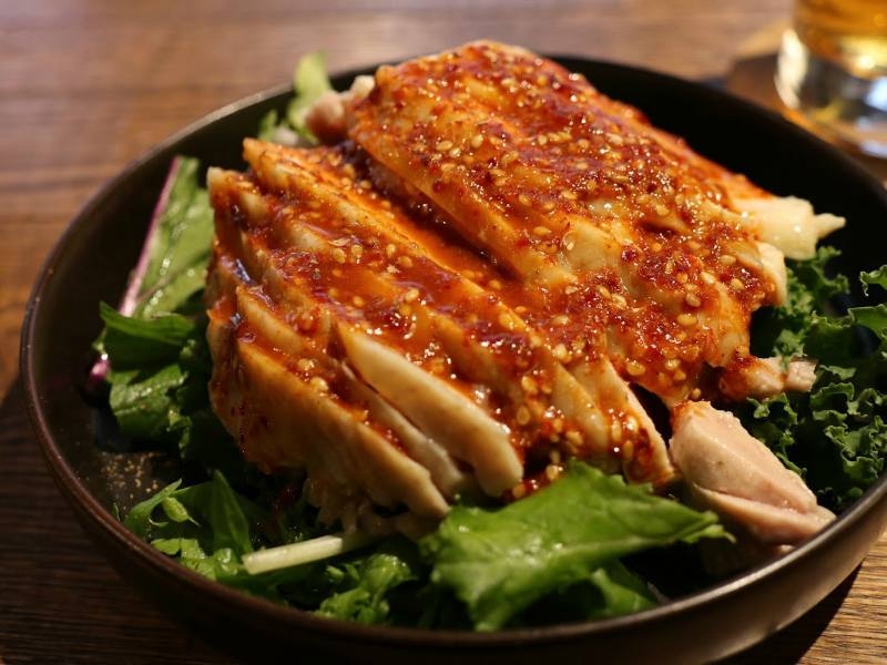 【東京都 渋谷区 CHINESE BISTRO(チャイニーズビストロ) 802】一番人気「よだれ鶏」はゴマたっぷりの四川風ピリ辛ソースが味の決め手!無化調と有機野菜にこだわった小皿で味わう新感覚中華料理 【東京都 渋谷区 CHINESE BISTRO(チャイニーズビストロ) 802】一番人気「よだれ鶏」はゴマたっぷりの四川風ピリ辛ソースが味の決め手!無化調と有機野菜にこだわった小皿で味わう新感覚中華料理|サッポロ SORACHI 1984