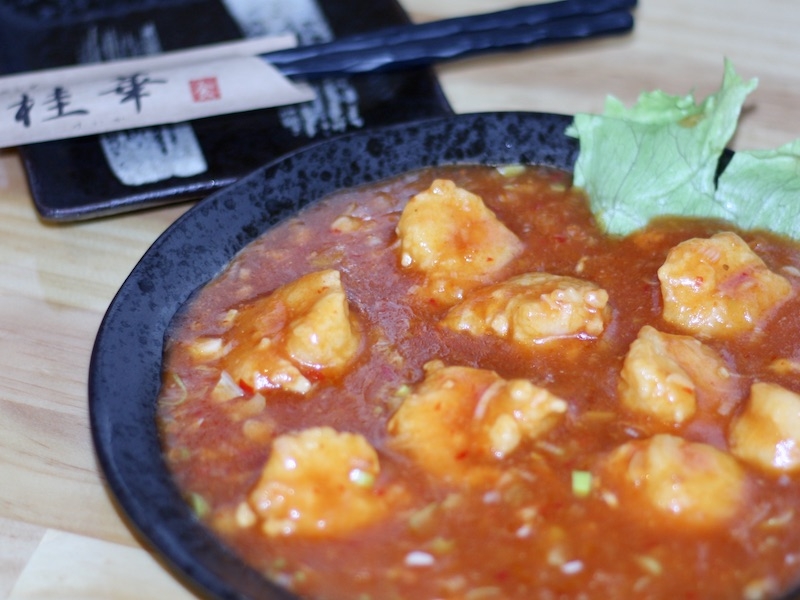 スッキリとした辛みがエビの旨味を引き立てる! 新鮮素材の風味を生かした「大エビのチリソース」食べて、遊んで、泊まれるユニークな中華料理店(福岡 福智町 中華ダイニング 桂華) スッキリとした辛みがエビの旨味を引き立てる! 新鮮素材の風味を生かした「大エビのチリソース」食べて、遊んで、泊まれるユニークな中華料理店(福岡 福智町 中華ダイニング 桂華)|中華ダイニング 桂華