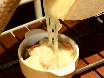 とろける「国産ラクレットチーズ」をお好きな具材とともに。アンティークな雰囲気が楽しめるダイニングバー（福岡県　北九州市　DINING BAR Shigatsu no Usagi 四月のうさぎ）｜DINING BAR Shigatsu no Usagi