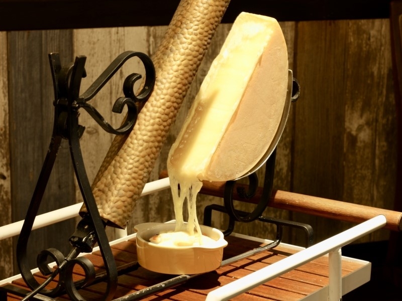 とろける「国産ラクレットチーズ」をお好きな具材とともに。アンティークな雰囲気が楽しめるダイニングバー（福岡県　北九州市　DINING BAR Shigatsu no Usagi 四月のうさぎ）｜DINING BAR Shigatsu no Usagi-002