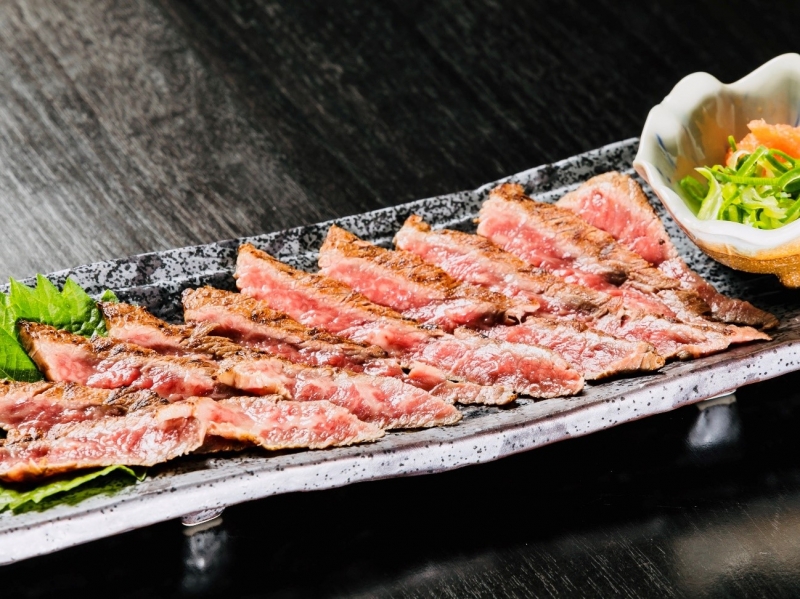 店主イチオシ!A5ランクの「黒毛和牛レアステーキ」確かな目と舌で選びぬいた旬の魚と肉料理、日本酒が並ぶ(神戸市 垂水区 美味肴処 Nori ノリ)