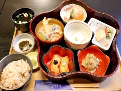 滋味豊かな精進料理の数々を味わう「精進花籠弁当」お坊さん御用達、高野山の人気食堂（和歌山県　高野山　中央食堂 さんぼう）