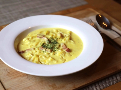 もちもちつるつる！自家製生パスタを使う絶品「カルボナーラ」星野村の味を楽しむ癒しのカフェ（福岡　八女　星のガーデン カフェ イナカヤ）｜星のガーデン カフェ イナカヤ