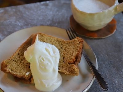 ふわふわのシフォンケーキとカフェオレでほっとひと息。毎週“金土”だけ森の中に現れる大自然カフェ（福岡　南区　いきぬきどころ／きんど）｜いきぬきどころ/きんど