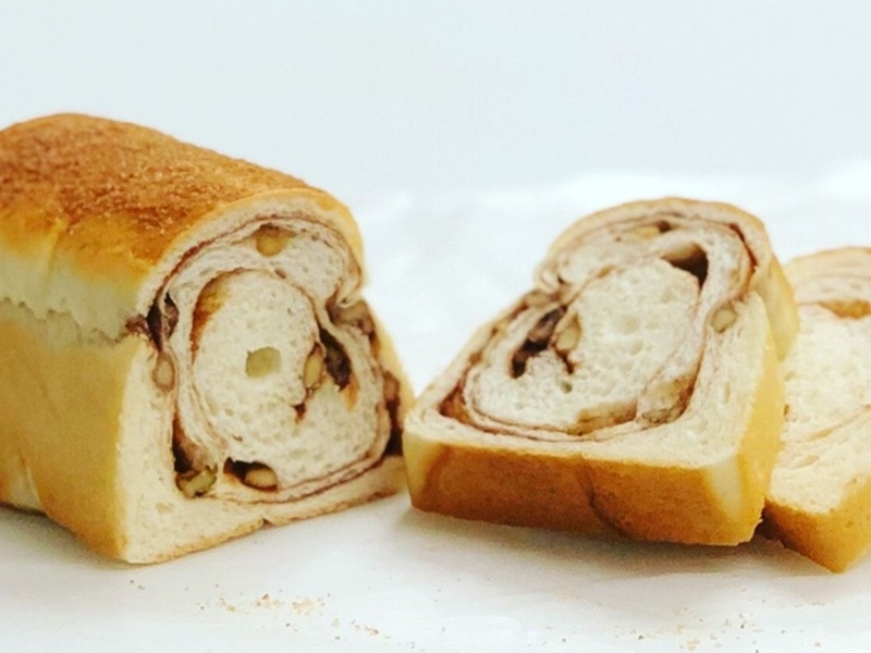 ほのかな甘さとモッチリ食感が大人気の高級食パン。曜日限定の日替わりフレーバーも見逃せない!(大阪 布施 食パン つばき)