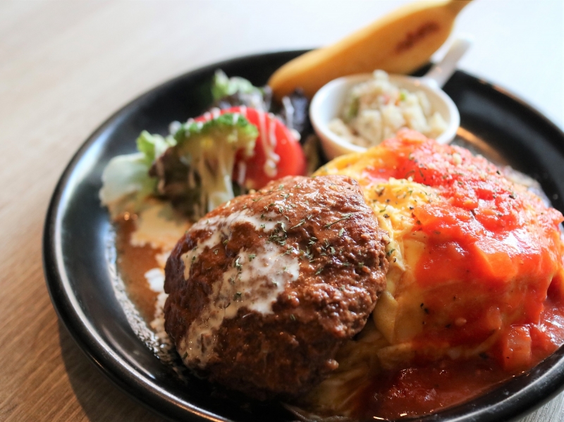 ランチタイムの一番人気!手作りハンバーグとふわふわオムレツの「オムバーグプレート」彩り豊かな絶品料理が並ぶカジュアルダイニング(大阪 南方 隠れ家的ダイニングバルCuore クオーレ)