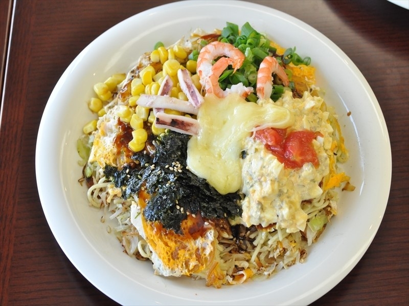 自分好みの味にカスタマイズ!「こんなのあったらいいな」を実現した“トッピングフリー”の進化系お好み焼き(広島 中区 マウイの浜辺へ)
