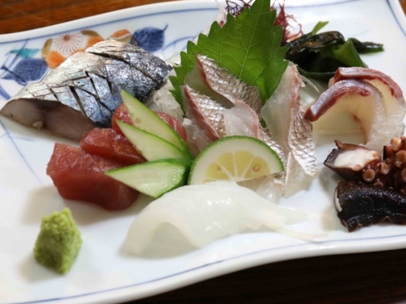 大将が目利きした玄界灘の旬の魚で1杯。地元で長く愛されている唐揚げと刺身が売りの老舗小料理屋(北九州市 戸畑区 勉強屋 本店)