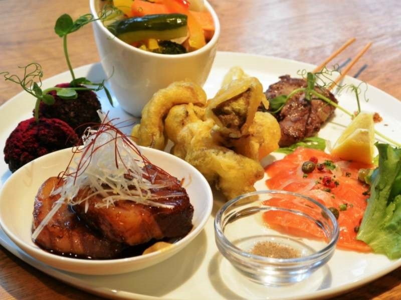 お酒にぴったり!バラエティ豊かな味を楽しめる「タパスの盛り合わせ」ジャンルにこだわらない“美味しさ”を追求するカジュアルダイニング(大阪 西区 DINING1325)