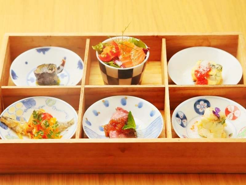 九州産の食材でていねいに作った前菜を有田焼の器に盛り付けた「有田焼6種盛り木箱」自然に親しむ森の一軒家レストラン(福岡県 糟屋郡 ベイベリー)