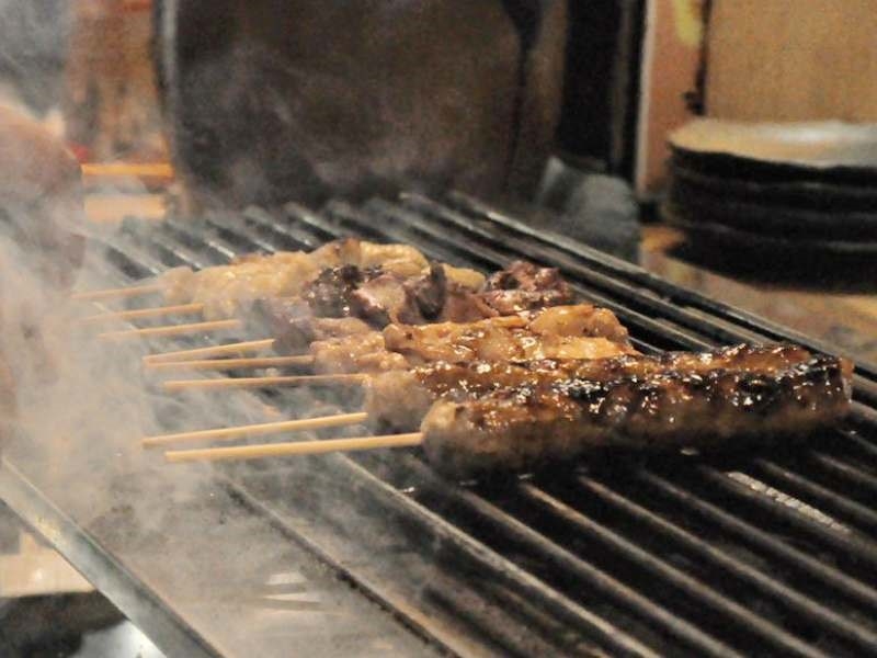 炭火焼きで旨味を閉じ込めた4種の部位を味わえる「焼き鳥盛り合わせ」当日仕入れの鮮魚も自慢の居酒屋（広島　呉市　鳥乃家）｜鳥乃家